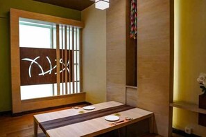 Ảnh chưa phân loại, 2 trong số 4 ảnh, nút