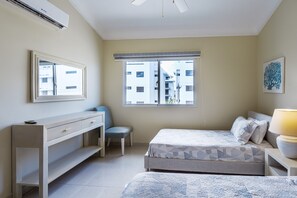 3 bedrooms, iron/ironing board, internet, bed sheets