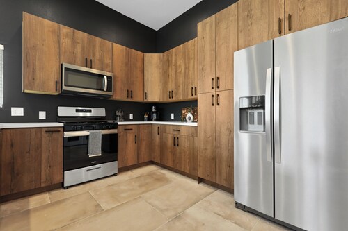 Gorgeous & Extraordinary 4BRM House -w/ POOL !