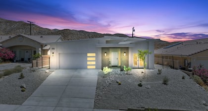 Gorgeous & Extraordinary 4BRM House -w/ POOL !