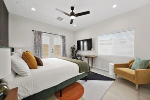 4 quartos, escrivaninha, ferros/tábuas de passar roupa