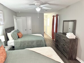 4 soverom, strykejern/-brett, internettilgang og sengetøy