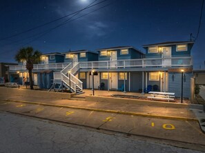 Un motel comprenant plusieurs chambres, un escalier et une table de pique-nique.