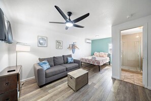 1 habitación, escritorio, tabla de planchar con plancha y cuna de viaje