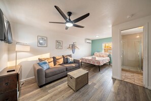 1 dormitorio, escritorio, tabla de planchar con plancha y cuna de viaje