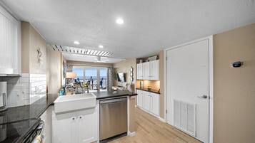 Frigorifero, microonde, forno, piano cottura