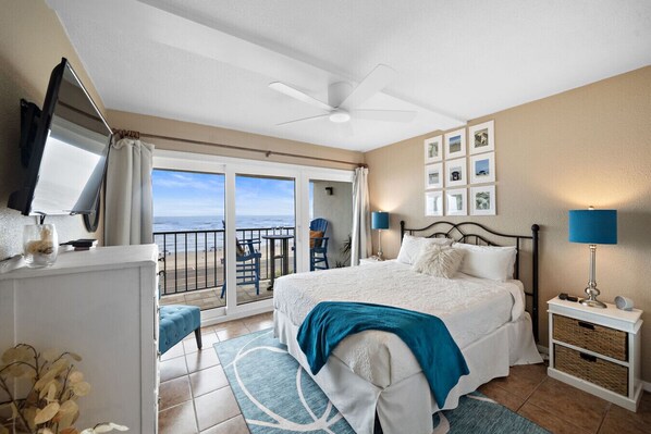 2 bedrooms, desk, iron/ironing board, WiFi - Bright Beach Condo with Boundless Gulf Views (Galveston)