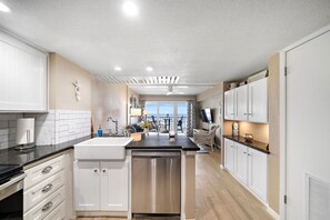 Fridge, microwave, oven, stovetop - Bright Beach Condo with Boundless Gulf Views (Galveston)