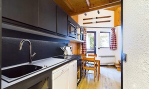 Kjøleskap, mikrobølgeovn, ovn og oppvaskmaskin