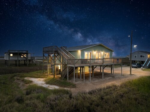Charming Beach House Near Water & Fishing
