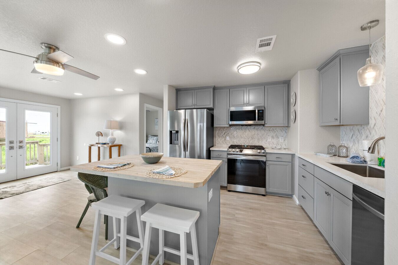 Réfrigérateur, micro-ondes, four, plaque de cuisson