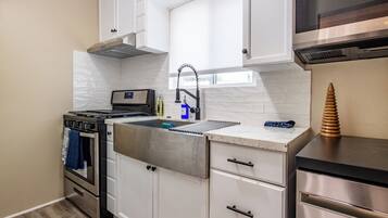 Refrigerador, microondas, horno y parrilla de estufa