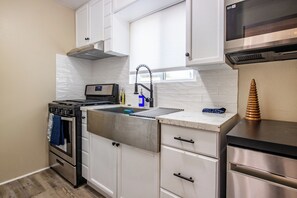 Refrigerador, microondas, horno y parrilla de estufa 