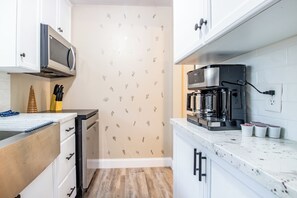 Frigorifero, microonde, forno, piano cottura