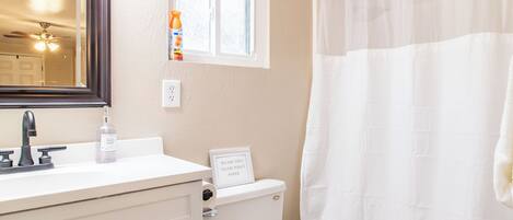 Hårføner, håndklær, såpe og sjampo