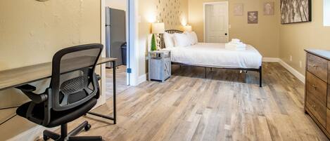 1 室のベッドルーム、デスク、アイロン / アイロン台、WiFi (無料)