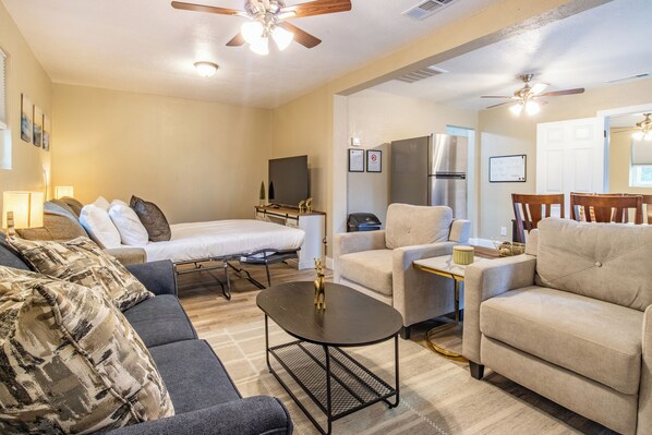 1 habitación, escritorio, tabla de planchar con plancha y wifi gratis 