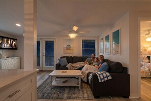 Fernseher, Videospiele, Tischfußball, Bücher