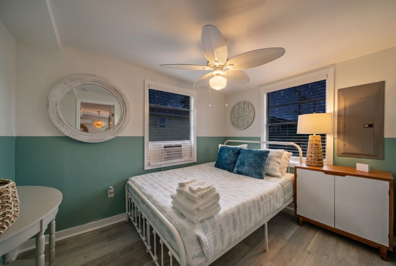 3 Schlafzimmer, Schreibtisch, Bügeleisen/Bügelbrett, Reisekinderbett