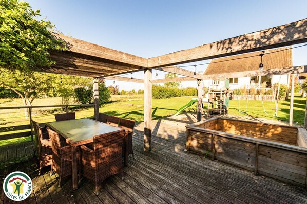 Outdoor dining - L'Aisance du Pont - COUPEVILLE (COUPEVILLE)