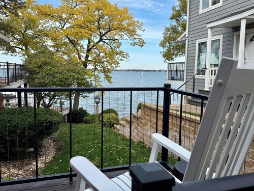 Cozy Home on Clear Lake Minutes from Downtown/City Beach & State Beach