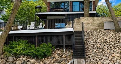 Cozy Home on Clear Lake Minutes from Downtown/City Beach & State Beach
