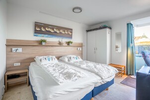 House | 1 bedroom, individually furnished, bed sheets