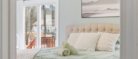 Escritorio, tabla de planchar con plancha, wifi y ropa de cama