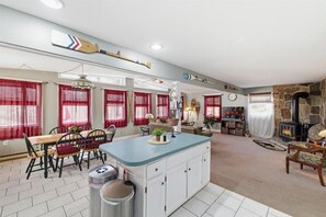Interior - The Nosey Doe Bungalow (Blakeslee)
