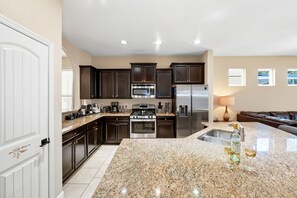 ثلاجة، ميكروويف، فرن، موقد طهي مسطح