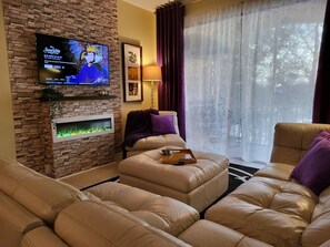 Smart TV, chimenea, videojuegos y reproductor de DVD 