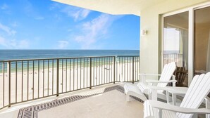 Un balcone con vista sulla spiaggia e sull'oceano.