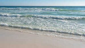 Una spiaggia con le onde che lambiscono dolcemente la riva.