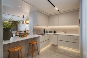 Fridge, microwave, oven, stovetop - Savoy Monumentalis VIII – Comfort & Elegance (Funchal)