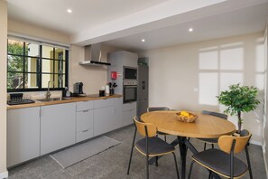 Réfrigérateur, four à micro-ondes, un four, surface de cuisson