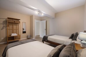 2 عدّة غرف نوم ومكواة/لوح كي وواي فاي وملاءات أسرّة