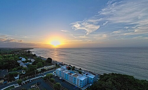 Oceanfront Paradise: Private Balcony, Stunning Views & Steps to the Beach!