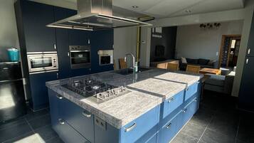 Een koelkast, een microgolfoven, een oven, een kookplaat