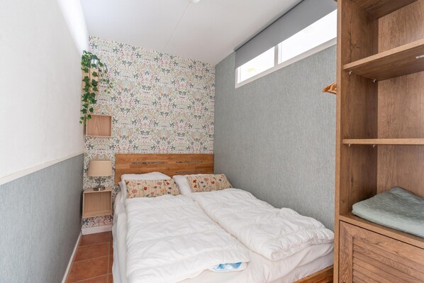 2 عدّة غرف نوم وطراز فريد لكل وحدة وملاءات أسرّة