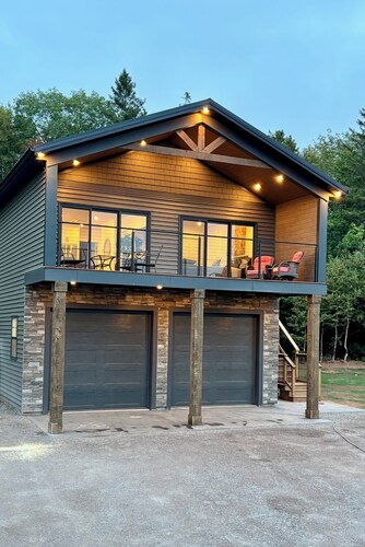 The Garagemahal on Glengyle!  Private/Cozy apartment suite 10 mins from Ch'town.