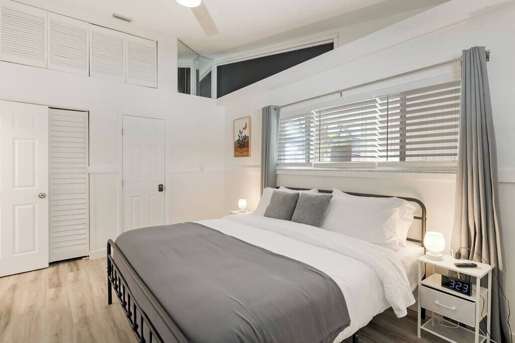 Escritorio, tabla de planchar con plancha, wifi gratis y ropa de cama 