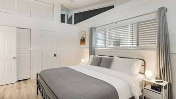 Escritorio, tabla de planchar con plancha, wifi gratis y ropa de cama