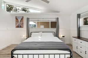 Työpöytä, silitysrauta/-lauta, ilmainen Wi-Fi, vuodevaatteet