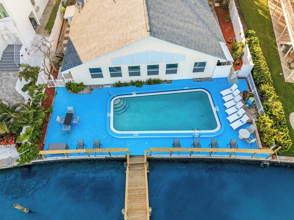 Una piscina al aire libre, una piscina climatizada