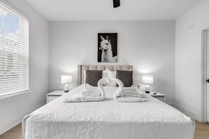 2 bedrooms, desk, iron/ironing board, travel cot - Peaceful 2BR by the Bay | Pool & Coastal Vibes (Apollo Beach)