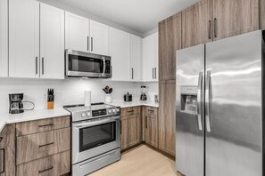 Køleskab, mikrobølgeovn, ovn, kogeplade