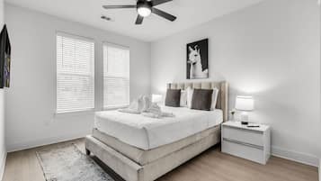 2 Schlafzimmer, Schreibtisch, Bügeleisen/Bügelbrett, Reisekinderbett