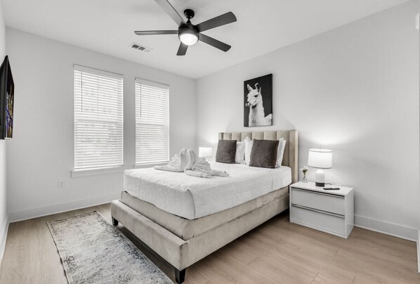 2 soveværelser, skrivebord, strygejern/strygebræt, weekendseng