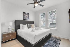 2 Schlafzimmer, Schreibtisch, Bügeleisen/Bügelbrett, Reisekinderbett