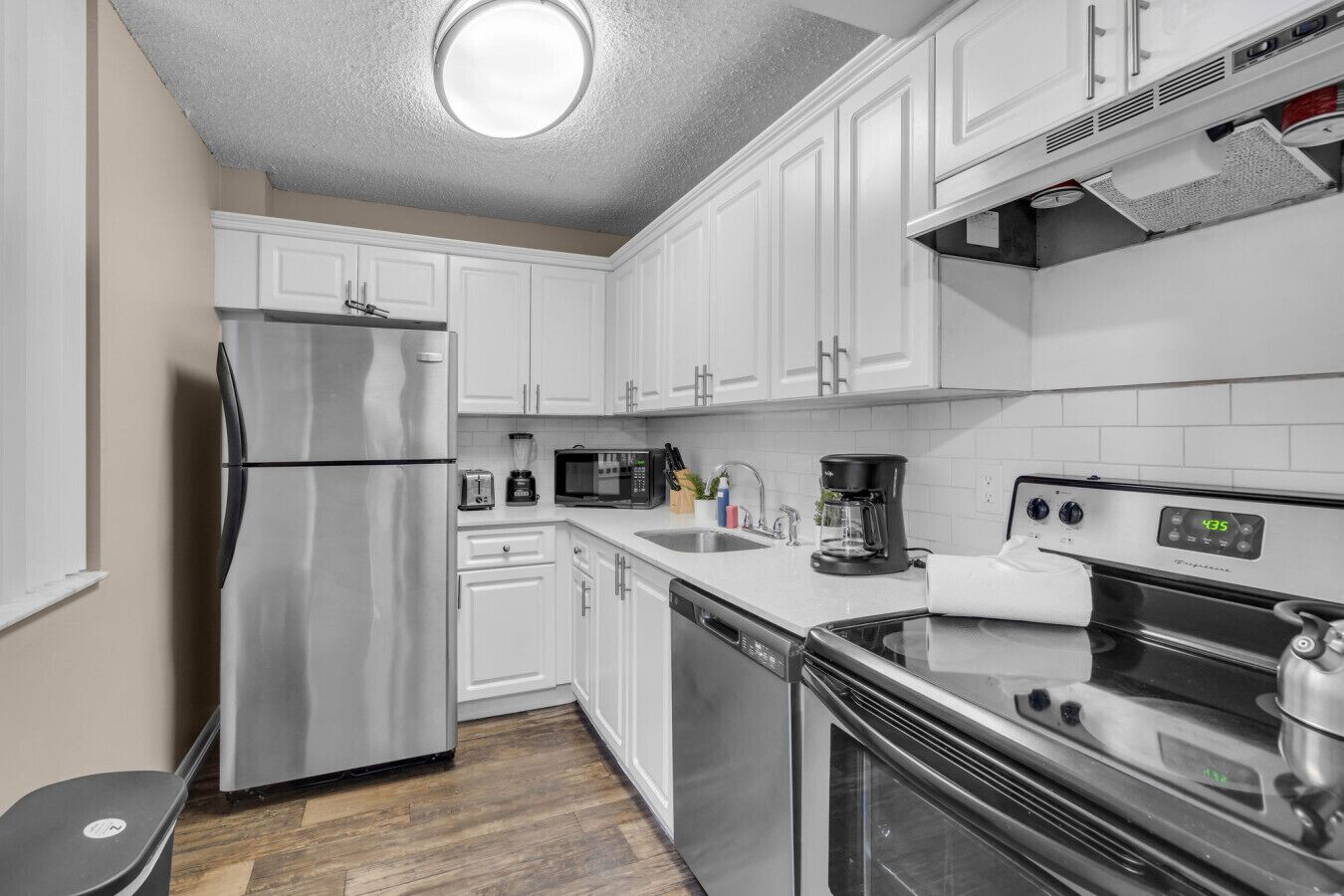 Refrigerador, microondas, horno y parrilla de estufa 